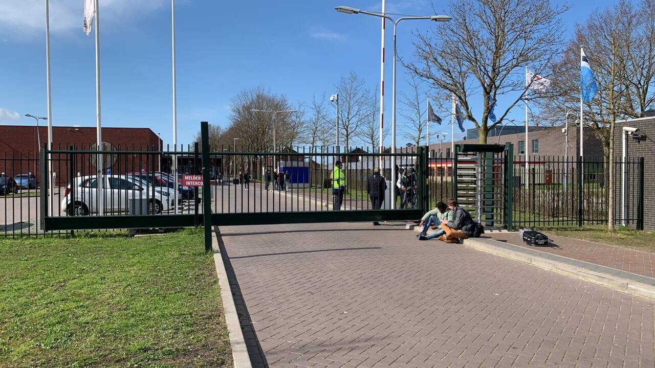 Refugees locked outside amidst coronacrisis