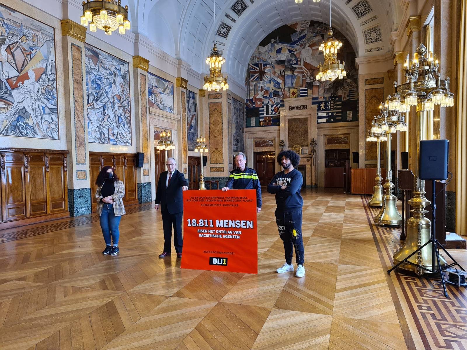 Rotterdam BIJ1 overhandigt petitie aan de burgemeester